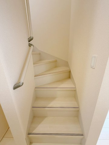 春日部市粕壁東　第3　全1棟のその他|2階へ上がる階段。手すりついていて安心！