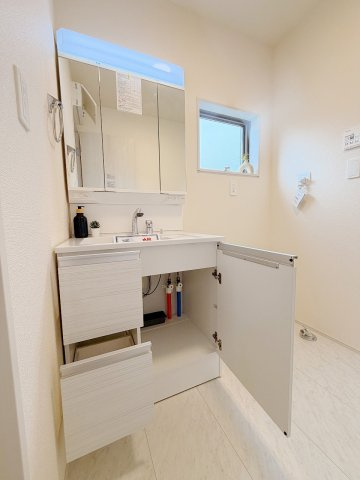 春日部市粕壁東　第3　全1棟の独立洗面台|３面鏡の裏にも収納できます！