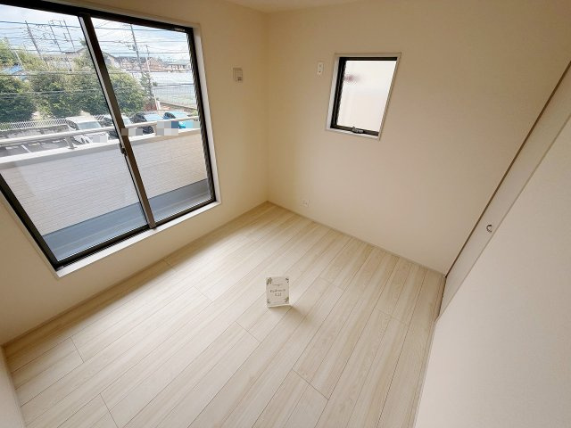 春日部市粕壁東　第3　全1棟の洋室|2階洋室6帖。バルコニーへも出られます！