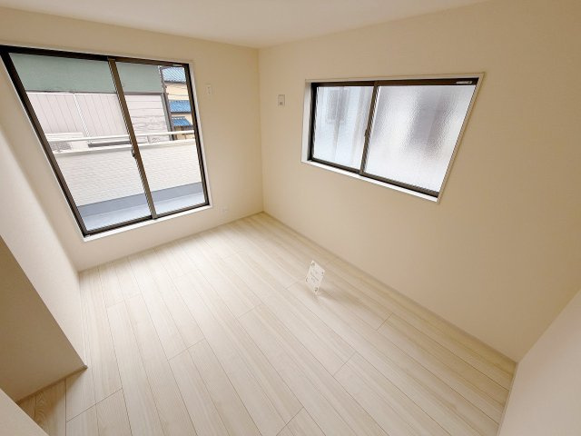 春日部市粕壁東　第3　全1棟の洋室|2階洋室6.7帖。こちらのお部屋からもバルコニーに出られます！