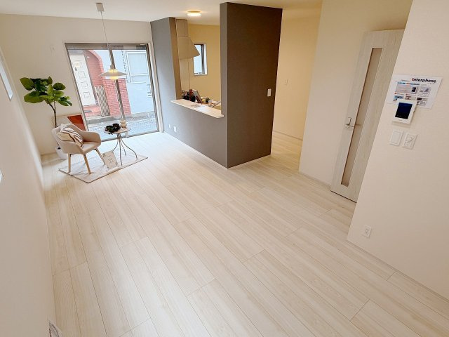春日部市粕壁東　第3　全1棟の居間・リビング|家具が配置してあるとイメージしやすいですね！