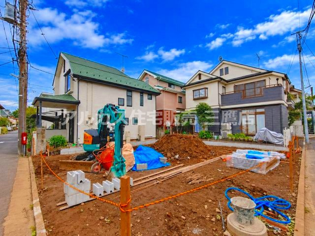武蔵野市関前1丁目 中央線 三鷹駅 売地の外観|整地や基礎関連の準備が進む現地の様子です。前面の道路からの見通しも良好です。
