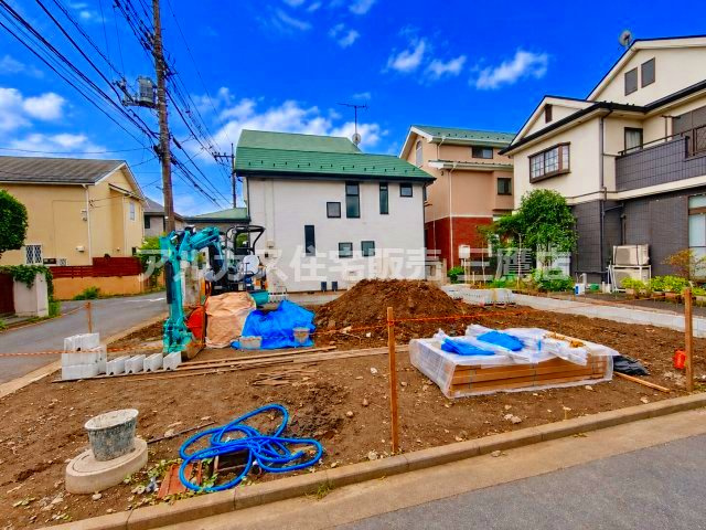 武蔵野市関前1丁目 中央線 三鷹駅 売地の外観|道路に面した敷地全体を見渡せます。隣地建物との距離感や空の広がりを確認できます。   