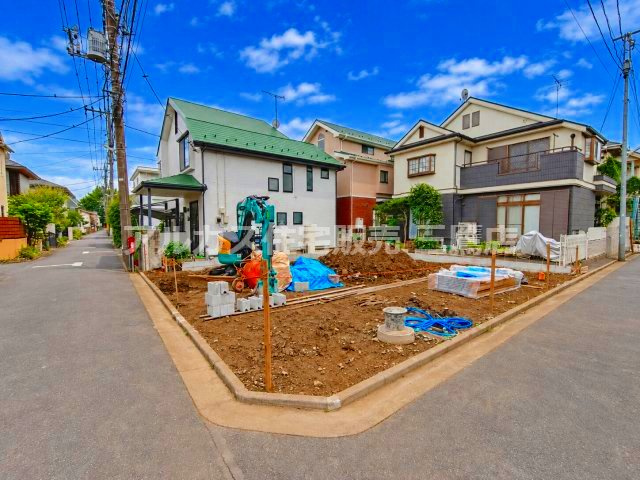武蔵野市関前1丁目 中央線 三鷹駅 売地の前面道路含む現地写真|2面に道路が接する角地の敷地です。接道状況や周囲の住環境をご確認いただけます。