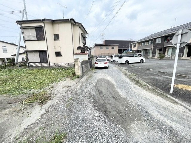 【土地】東松山市石橋建築条件なし売地の前面道路含む現地写真