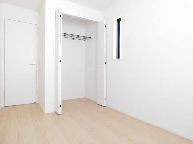名古屋市北区東味鋺３丁目の新築一戸建の洋室|◇洋室◇　　明るい洋室４．８帖　全居室収納完備！