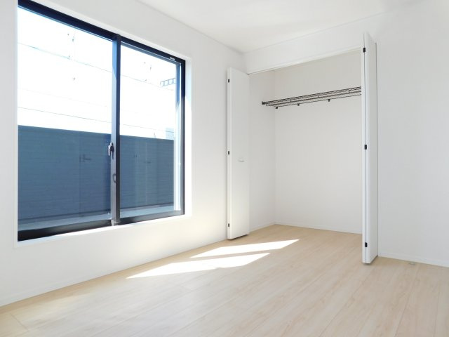 名古屋市北区東味鋺３丁目の新築一戸建の洋室|◇洋室◇　　明るい洋室６．０帖　全居室収納完備！　バルコニー付き♪