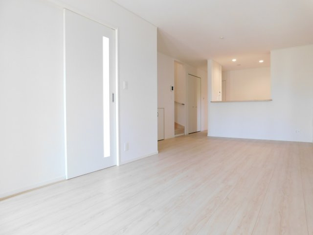 名古屋市北区東味鋺３丁目の新築一戸建の居間・リビング|◇リビング◇　　明るく広いリビング１８．０帖　家族のコミュニケーションの機会が増えるリビング階段♪