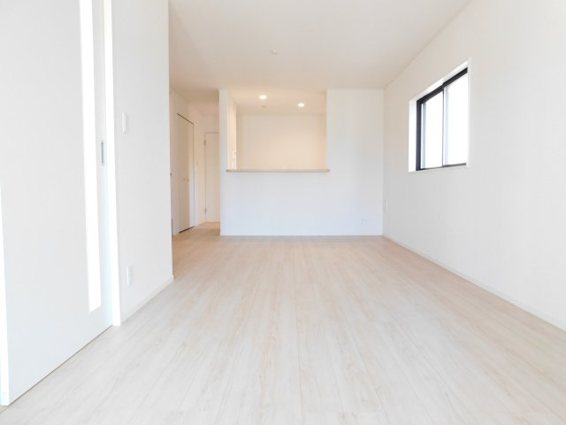 名古屋市北区東味鋺３丁目の新築一戸建の居間・リビング|◇リビング◇　　明るく広いリビング１８．０帖　会話が弾む対面キッチン♪