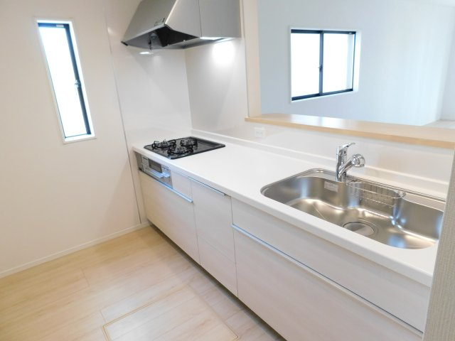 名古屋市北区東味鋺３丁目の新築一戸建のキッチン|◇キッチン◇　　人造大理石トップシステムキッチン・浄水器一体型水栓・静音仕様シンク・Sｉセンサーコンロ（３口）・前面コンセント完備・床下収納庫