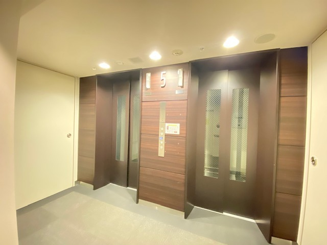 こちらは低層階用のEVです。勿論こちらも5階部分に行けます