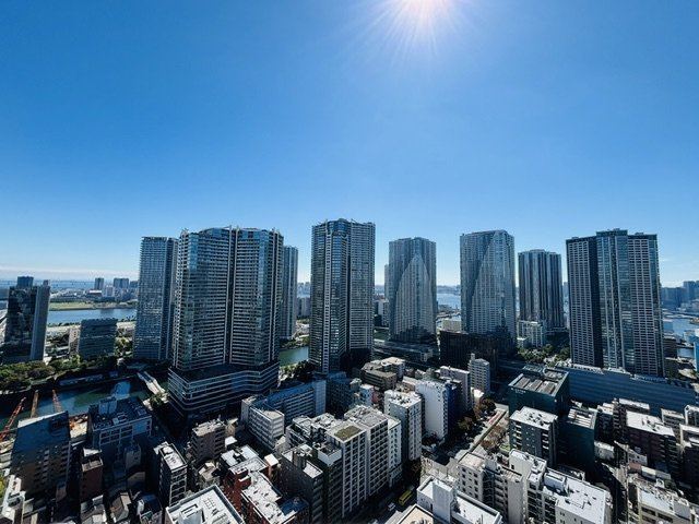 晴海運河にタワーマンションを望む眺望／奥のタワーマンションの先にはレインボーブリッジと東京湾が望めます。