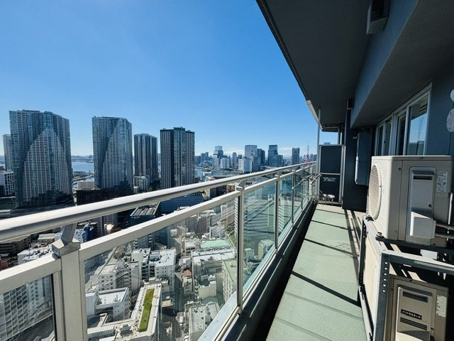 南側バルコニー／リビングとバルコニー側の洋室は明るい日差しを浴びることができます。