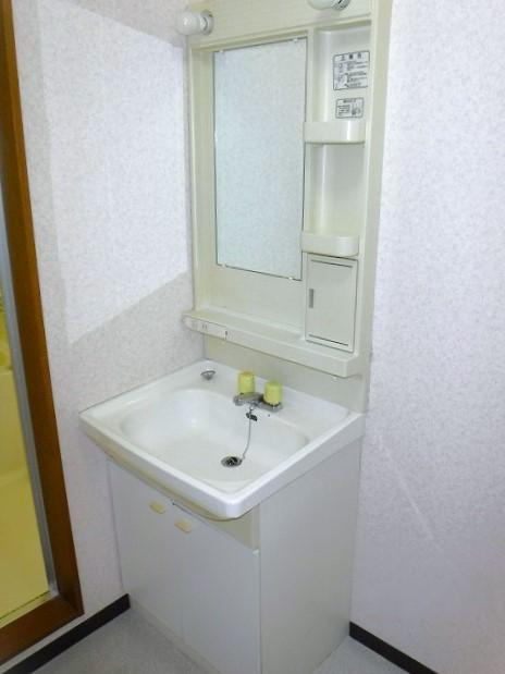 コンフォールＡの洗面所|ゆったりとスペースのある洗面所