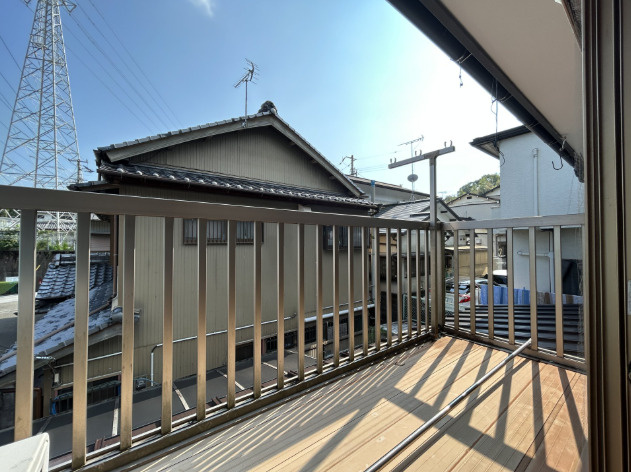 「1階完結4DK」高知市大谷　中古一戸建てのバルコニー|陽当たり・通風良好なバルコニー。洗濯物も気持ちよく乾き、開放的な眺望も魅力です。