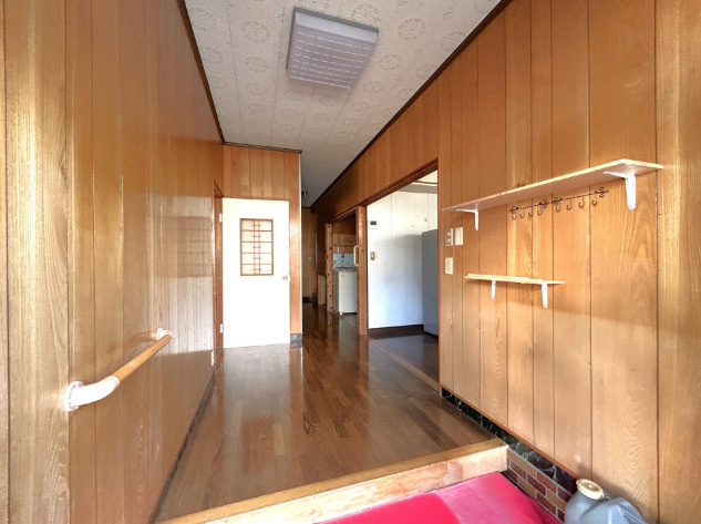 「1階完結4DK」高知市大谷　中古一戸建ての玄関|木目の温もりが迎える広々とした玄関空間。収納力や脱ぎ履きのしやすさも魅力です。