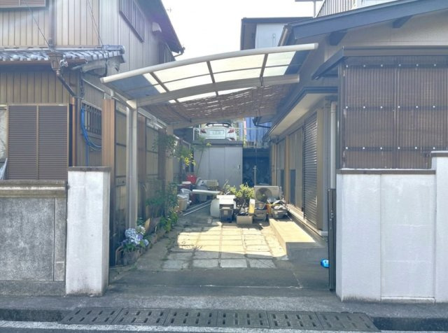 「1階完結4DK」高知市大谷　中古一戸建ての駐車場|屋根付きカーポートで雨の日の乗り降りも快適。奥には自転車や作業スペースも確保。