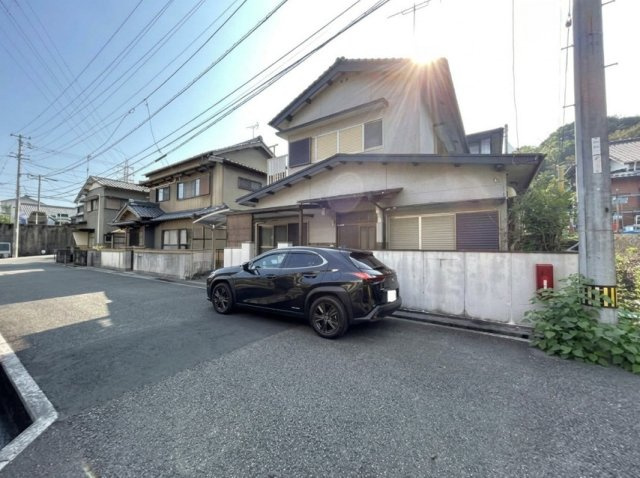 「1階完結4DK」高知市大谷　中古一戸建ての前面道路含む現地写真|落ち着いた住宅街に佇む一戸建て。陽当たり良好で開放感のある周辺環境です。