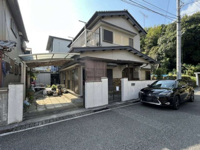 「1階完結4DK」高知市大谷　中古一戸建ての外観|カーポートと駐車スペースを備えた和モダンの邸宅。陽当り良好で落ち着いた住環境です。