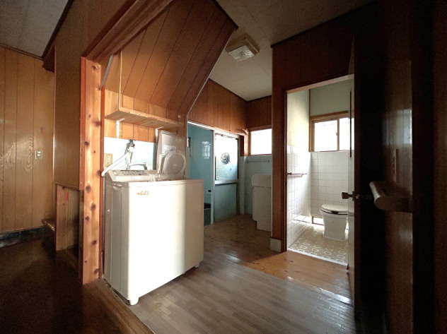 「1階完結4DK」高知市大谷　中古一戸建ての洗面所|家事動線に優れたゆとりある廊下・洗面スペース。毎日の身支度も快適に行えます。