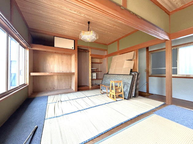 「1階完結4DK」高知市大谷　中古一戸建ての和室|2面採光で風通しの良い2階和室。収納スペースも備わり、寝室や趣味の部屋にも最適です♪