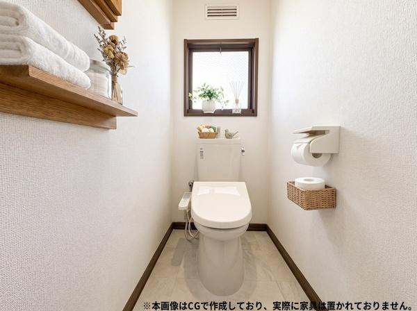 高崎4丁目中古のトイレ|窓が設置されているため換気がしやすいトイレ。白を基調とした内装で明るい印象が広がります。