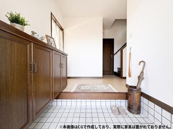 高崎4丁目中古の玄関|広めのスペースで動線にゆとりがある玄関。明るい採光があるため開放感も感じられます。
