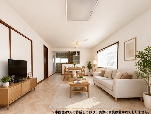 高崎4丁目中古の居間・リビング|リビングは大きな窓があり明るい雰囲気を演出しています。シンプルな内装が印象的で無駄のないデザインが魅力です。床材のデザインがアクセントとなり空間をすっきりとまとめています。
