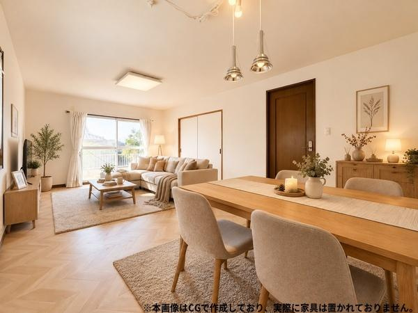 高崎4丁目中古の居間・リビング|リビングは広々とした空間で明るい日差しが差し込みます。ナチュラルな木目の床が温かみを感じさせます。
