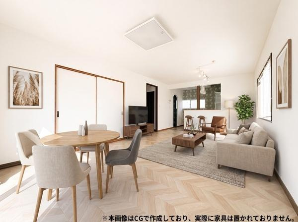 高崎4丁目中古の居間・リビング|明るい陽射しが差し込むリビングはホワイトを基調とした内装が特徴です。大きめの窓が開放感を演出し木目の床が空間を引き締めます。