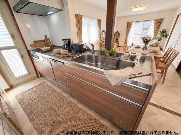 高崎4丁目中古のキッチン|キッチンはシンプルなデザインです。十分な作業スペースが確保されており、収納が豊富で使いやすい配置です。