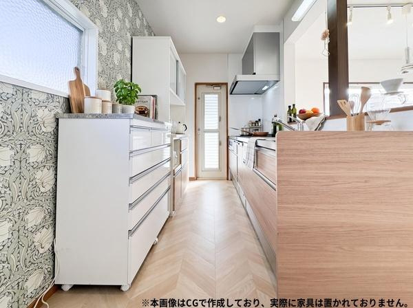 高崎4丁目中古のキッチン|キッチンはリフォーム済みで、スッキリとした収納が魅力です。フローリングや壁の模様が空間にアクセントを加えています。