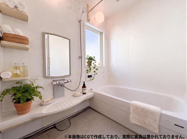 高崎4丁目中古の浴室|明るい光が差し込む開放感のあるバスルーム。洗い場が広く小さなお子様と入っても便利な広さです。収納棚も備わっており使い勝手に配慮されています。