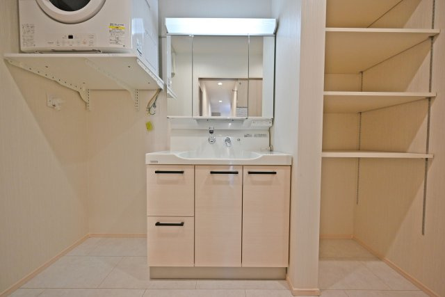 摂津市別府2丁目新築一戸建て│3SLDK+駐車1台可の独立洗面台|明るく使いやすい3面鏡付きの洗面化粧台です。広いボウルの洗面台のため、軽い衣類の汚れなども手早く洗えます。