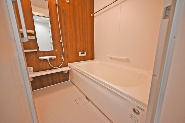 摂津市別府2丁目新築一戸建て│3SLDK+駐車1台可の浴室|広さにゆとりのある浴室のため、清潔感の中でゆったりとくつろぎの入浴が可能です。