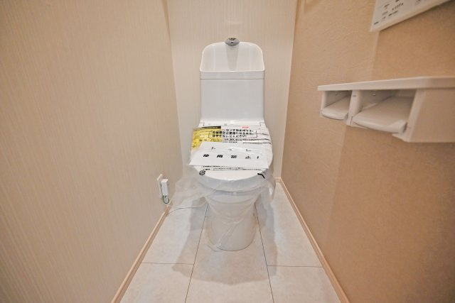 摂津市別府2丁目新築一戸建て│3SLDK+駐車1台可のトイレ|2階にもお手洗いがあるため、家族が重なる朝の時間帯も便利です。