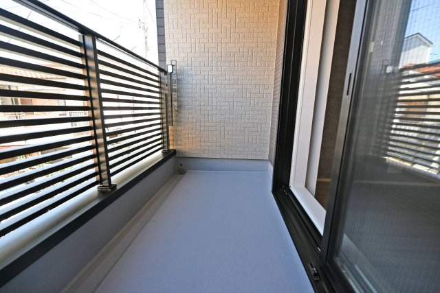 摂津市別府2丁目新築一戸建て│3SLDK+駐車1台可のバルコニー|北向きバルコニーで直射日光が入りにくく、家具や衣類・本などの日焼けが気になる方にも嬉しい住まいです。