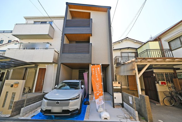 摂津市別府2丁目新築一戸建て│3SLDK+駐車1台可の外観|大阪メトロ今里筋線「井高野」駅から徒歩11分の立地です。地震への備えにも配慮した住まいで、陽光と風を感じる2階リビングの心地よい暮らしができます。