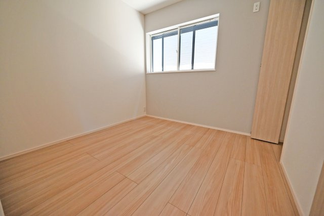摂津市別府2丁目新築一戸建て│3SLDK+駐車1台可の収納|納戸約4.3帖
通風・採光に配慮した納戸です。思い出の品や季節物の収納にも便利です。