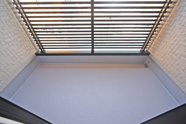 摂津市別府2丁目新築一戸建て│3SLDK+駐車1台可のバルコニー|3階にもバルコニーを設けているため、洗濯物の量が多い日でもゆとりを持って干すことができます。