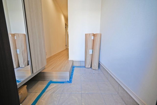 摂津市別府2丁目新築一戸建て│3SLDK+駐車1台可の玄関|玄関はゆとりある広さを確保し、靴の脱ぎ履きがしやすい設計です。