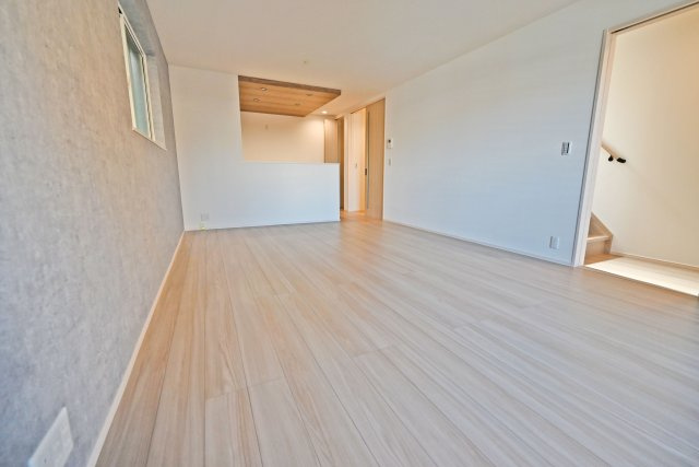 摂津市別府2丁目新築一戸建て│3SLDK+駐車1台可の居間・リビング|キッチンとリビングに一体感を持たせ、家族のコミュニケーションがとりやすい設計です。