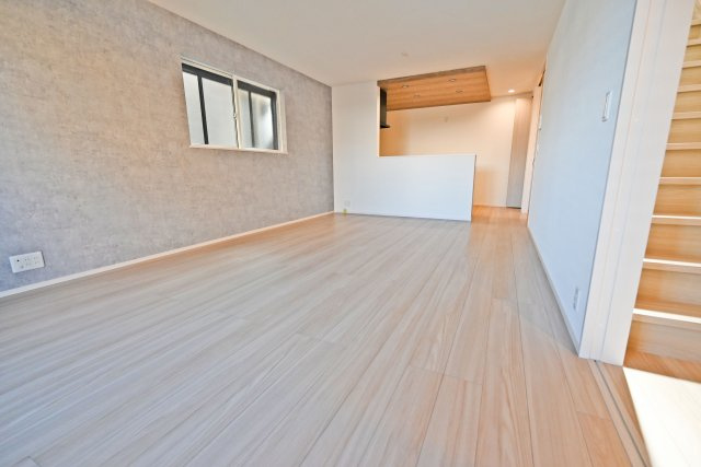 摂津市別府2丁目新築一戸建て│3SLDK+駐車1台可の居間・リビング|家具の置き方を工夫しやすく、暮らしに合わせて自由にレイアウトできるのが魅力。お気に入りの家具を取り入れて、居心地の良い空間を演出できます。
