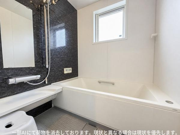 須賀二丁目　戸建ての浴室|シンプルで使い勝手の良いバスルームです。浴槽は広めに設計されておりリラックスできる空間です。窓が付いているため換気もしやすく衛生的な環境が保てます。モノトーンの配色で落ち着いた雰囲気が特徴です。