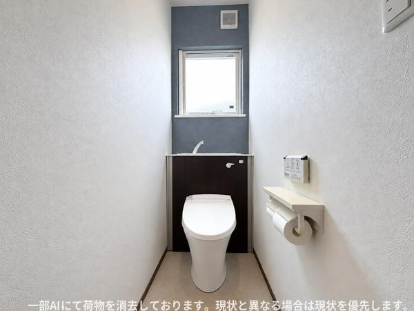 須賀二丁目　戸建てのトイレ|明るい採光を確保したトイレ空間です。機能的なペーパーホルダーや操作パネルも設置されています。快適にご利用いただけるゆとりあるスペースです。