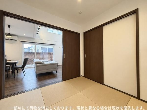 須賀二丁目　戸建ての和室|LDKとつながる使い勝手の良い和室。お子様の遊び場やお昼寝スペース、来客時の客間など暮らしに合わせて幅広く活躍します。