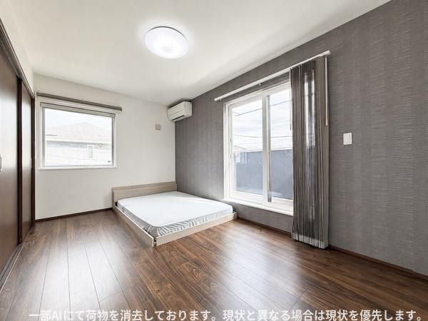 須賀二丁目　戸建ての洋室|大きな窓からたっぷりと自然光が入ります。落ち着いた色合いの床材がシックな印象を与えています。壁面のアクセントクロスが洗練された雰囲気を演出しています。