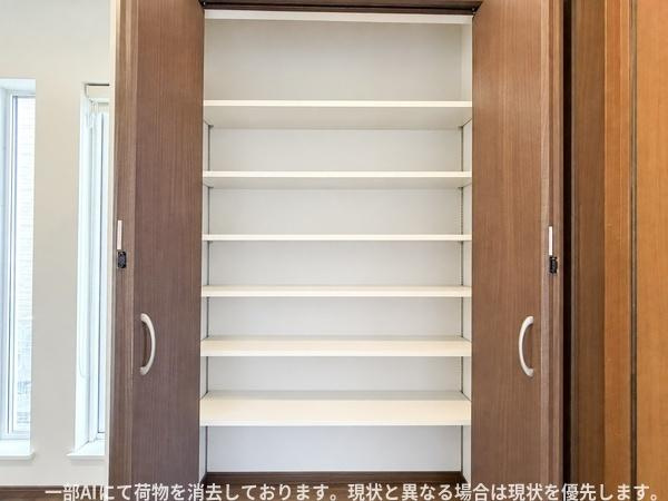 須賀二丁目　戸建ての収納|しっかりとした棚板が設置された収納スペースです。扉付きなので中身を見せずに整理ができます。棚の高さも均一で用途に合わせて整理しやすい設計です。収納内部の奥行きも十分確保されています。