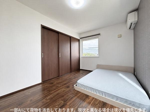 須賀二丁目　戸建ての洋室|大容量の収納を備えた洋室。衣類や季節用品をすっきりしまえるので、居住スペースを有効に使いながら快適に過ごせます。