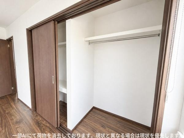 須賀二丁目　戸建ての収納|木目調の引き戸が空間に統一感を与える収納です。クローゼット内にはハンガーパイプと棚が備わっており使い勝手に配慮されています。開口部が広く収納物の出し入れがスムーズです。